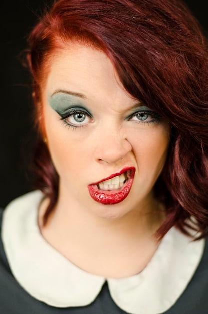 A split image showing: On one side, a classic Hollywood makeup look with very sharp, heavily contoured features; on the other side, the same face adapted to modern lighting with softer, more blended contouring.