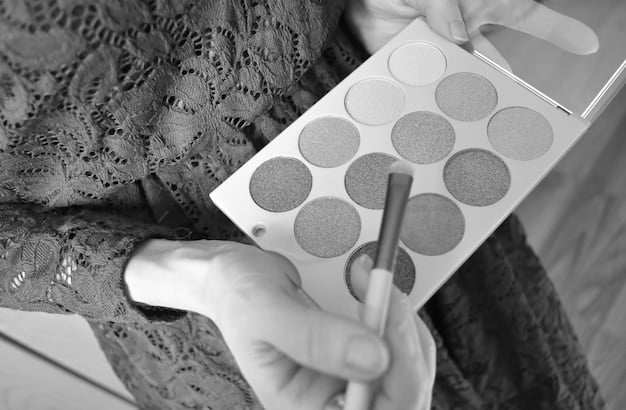 A step-by-step guide with photos illustrating the application of eyeshadow for a smoky eye look. The images show the blending of a transition shade in the crease, the application of a dark shade on the outer corner of the lid, and the blending of the two shades for a seamless gradient.