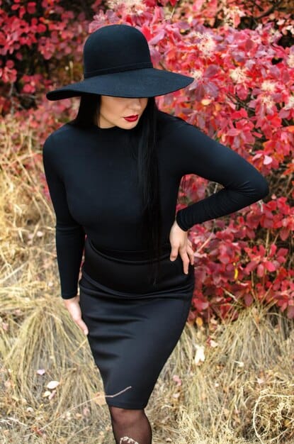 Mastering Accessorizing: Elevate Outfits with 5 Key Pieces